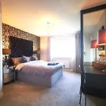 The Lawnswood - Central Manchester Holiday Home With Free Parking