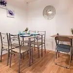 Lovely 2 Bedroom Apartment With Fireplace