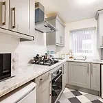Lovely 2 Bedroom Apartment With Fireplace
