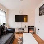Lovely 2 Bedroom Apartment With Fireplace