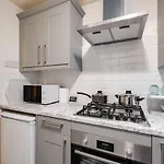 Lovely 2 Bedroom Apartment With Fireplace