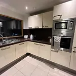 Bigkings Stylish 2 Bedroom Apartment With Free On Street Parking