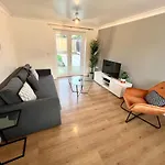 Spacious 3-Bedroom House With 5 Beds And Sofa-Bed
