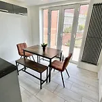 Spacious 3-Bedroom House With 5 Beds And Sofa-Bed