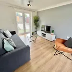 Spacious 3-Bedroom House With 5 Beds And Sofa-Bed