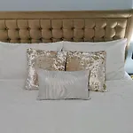 Entire Apartment In Th Heart Of Manchester, M15
