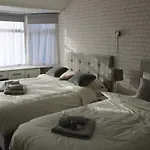 Beautiful 3 Bedroom House With Parking