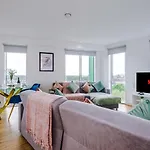 Stunning Scandi Manchester City Centre Penthouse - Sleeps 10 - Parking