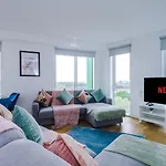 Stunning Scandi Manchester City Centre Penthouse - Sleeps 10 - Parking
