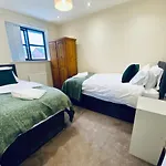 Comfortable Manchester House With Conservatory & Parking