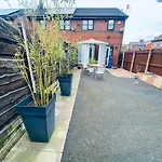 Comfortable Manchester House With Conservatory & Parking