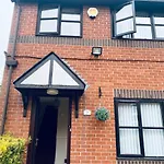 Comfortable Manchester House With Conservatory & Parking
