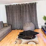 Cosy 2 Bed With Parking Near Piccadilly, Etihad Stadium And Coop Live Sleeps Up To 5