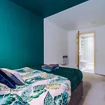 Spacious Central Manchester Apartment - Sleeps 9