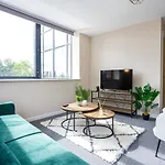 Bright And Modern 2 Bedroom Apartment Manchester