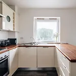 Lloyd St Apartment