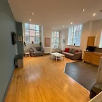 Spacious, Bright And Airy City Centre Flat. Unique Converted Mill.