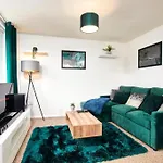 The Emerald House Of Manchester - Garden - Parking