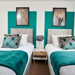 The Emerald House Of Manchester - Garden - Parking