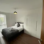 3 Bed Central Apartment *Free Parking On Site*