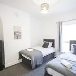 Rutland House 10 Mins From Manchester City Ctr 4-Bedroom House