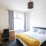 Rutland House 10 Mins From Manchester City Ctr 4-Bedroom House