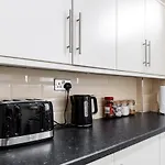 Jetson House - Luxury 4-Bed With King Size Bedroom Near Etihad