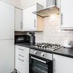Jetson House - Luxury 4-Bed With King Size Bedroom Near Etihad