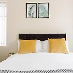 Jetson House - Luxury 4-Bed With King Size Bedroom Near Etihad