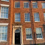 Extra Large 6 Bed 7 Bath Townhouse In Manchester