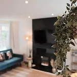 Bee Stays - Byron House