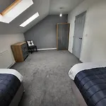 4 Bedroom Home Nr Ashton U Lyne Sleeps 7 In Comfort