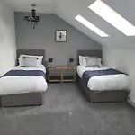 4 Bedroom Home Nr Ashton U Lyne Sleeps 7 In Comfort