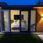 Meezee Pearl Double Bed Lodge With Free Parking