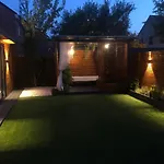 Meezee Pearl Double Bed Lodge With Free Parking