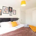 Elegant 4 Bedroom House - Parking - Garden