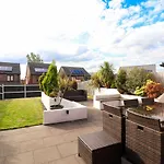 Elegant 4 Bedroom House - Parking - Garden