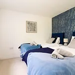 Elegant 4 Bedroom House - Parking - Garden