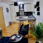 Modern & Stylish Apartment - Whyte Place Salford