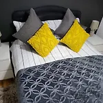 Modern & Stylish Apartment - Whyte Place Salford