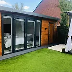 Meezee Pearl Double Bed Lodge With Free Parking