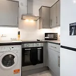 Pillo Rooms Serviced Apartments - Trafford