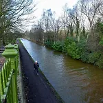 Pillo Rooms - Spacious Cosy 2 Bedroom House By Bridgewater Canal