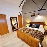 Luxury 1 Bedroom Home Next To Ao Arena & Victoria Train