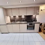 Luxury 1 Bedroom Home Next To Ao Arena & Victoria Train