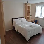 Large House With 3 Bedrooms House, 5 Guests Near City/Manu Stadiums