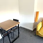 Recently Refurbished Apartment 15 Mins From Centre