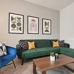 Stott House - Bright Spacious Townhouse 15 Minutes To Central Manchester With Free Parking