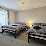 Stott House - Bright Spacious Townhouse 15 Minutes To Central Manchester With Free Parking