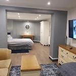 Luxury Prestwich Apartment With Own Entrance With One Double And One Single Bed